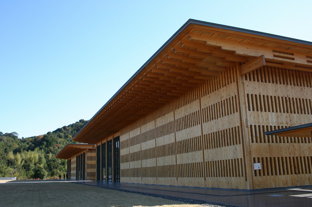 　１３５mm角の尾鷲ヒノキのみを使い、等断面集積木材構造という世界初の工法で建てられた熊野古道センター