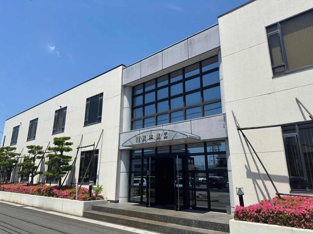 大垣市領家町の本社工場外観