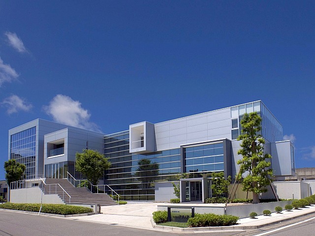 本社は事業拡張のため西館増築 (2017年8月完成)