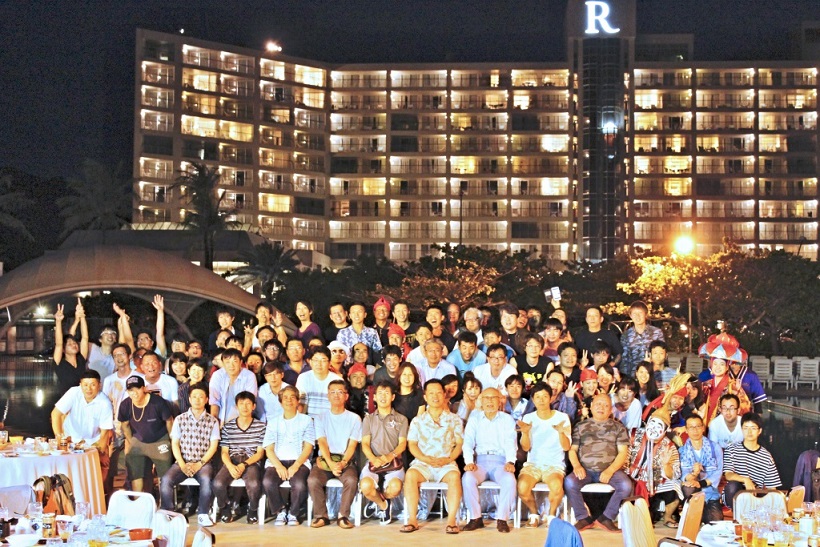 　会社はアットホームな雰囲気。元気とやる気のある方をお待ちしています！（写真は創立65周年記念沖縄旅行の時のもの）
