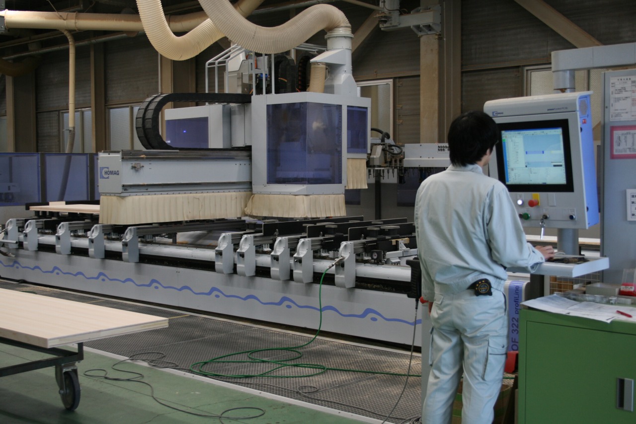 伝統の技能とドイツ製の最新NC加工機との融合でお客様のどんなニーズにも応えられる木工の工場です