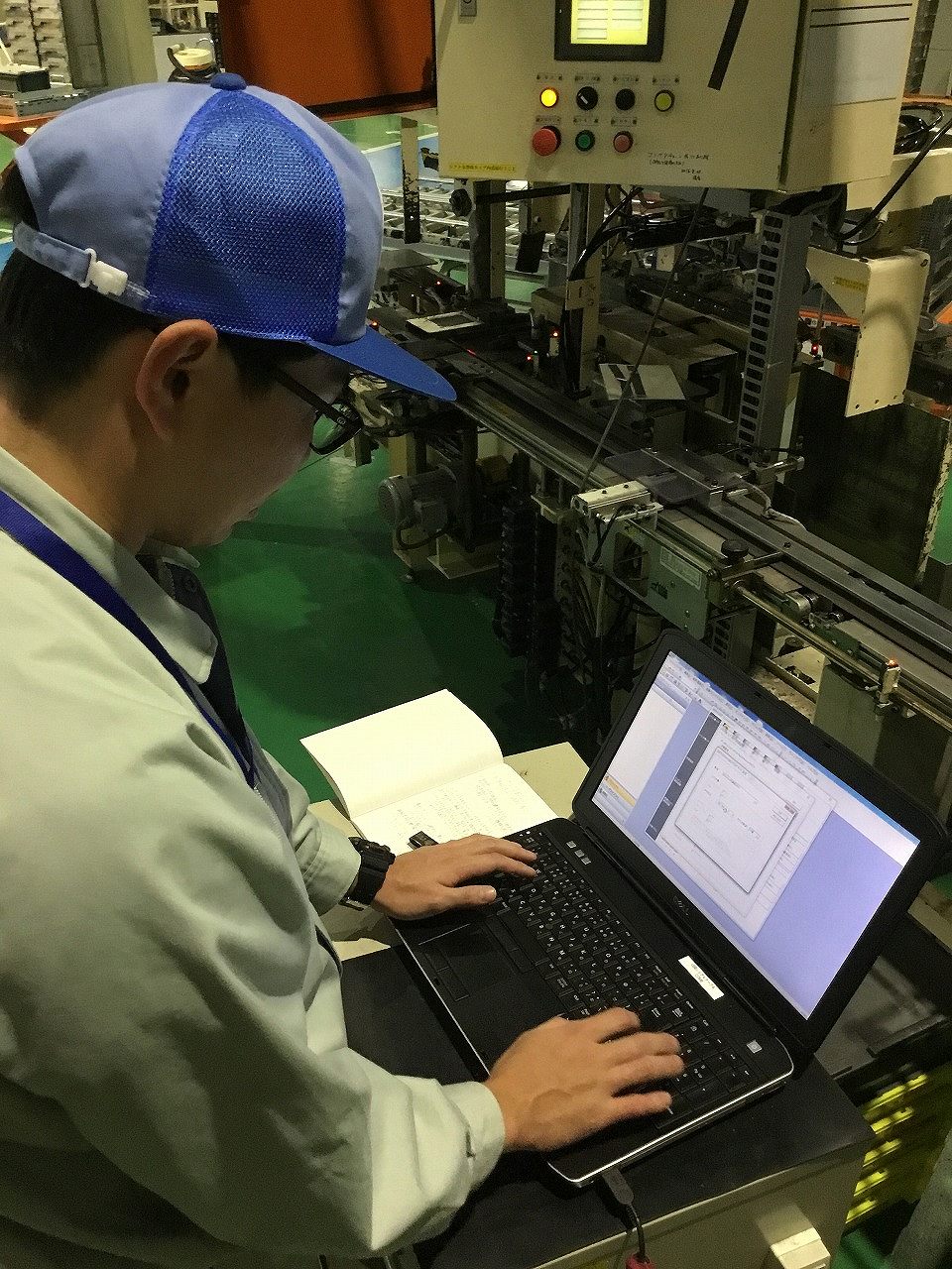 生産技術課　田中さんの仕事風景