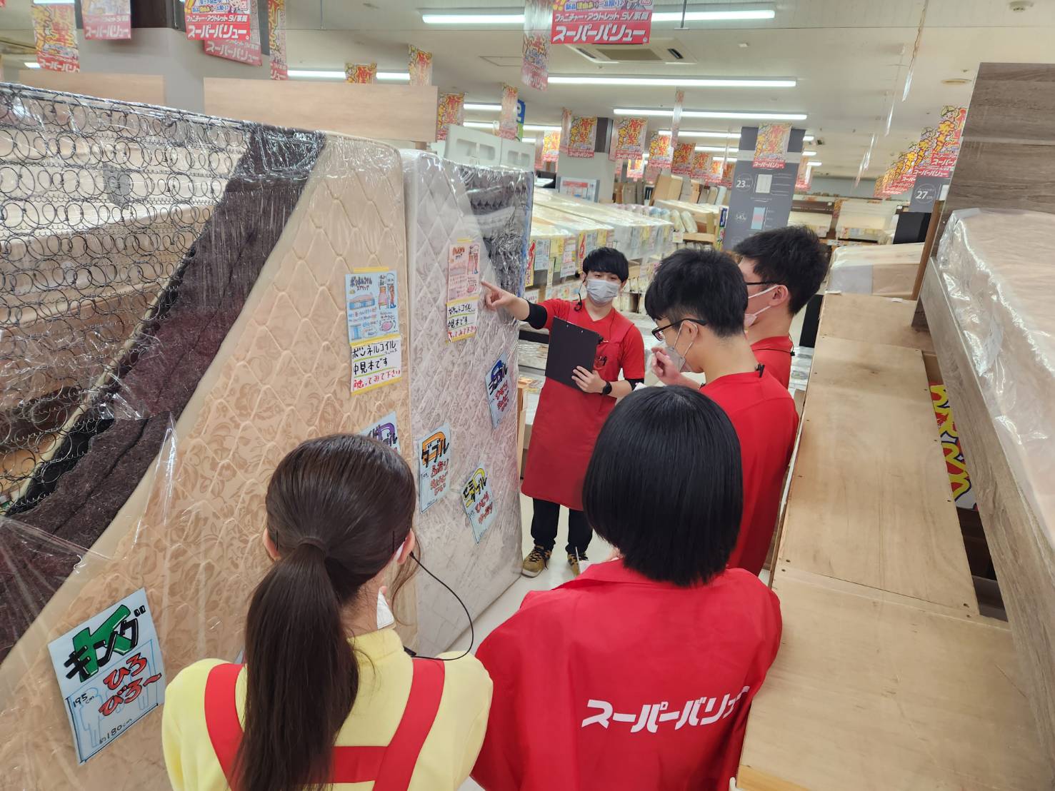 座学だけでなく店内の商品についての研修も毎週やります。