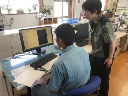 実際にCADを操作しながらプログラミング体験。社員が丁寧に教えます。