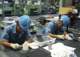 県内では珍しい、プログラムから手仕上げまでの工程を体験できます。