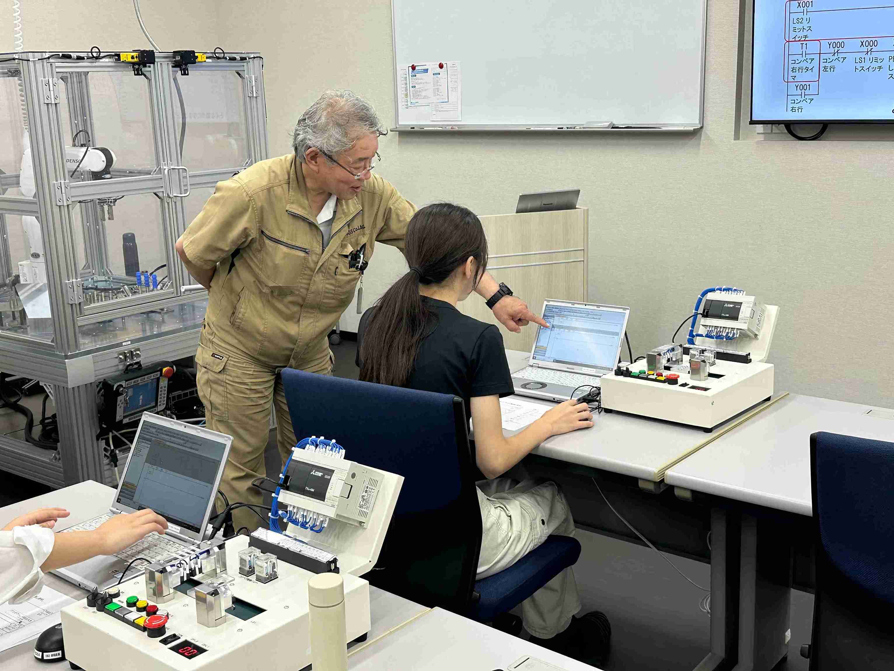 プログラムを組んで機械を動かすことができます!